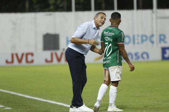 Indicaciones de la Tota Medina al Chino López para abrir la defensa olanchana.