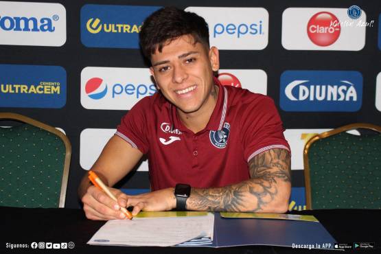 Fabricio Brener en el momento que estampó su firma con Motagua.