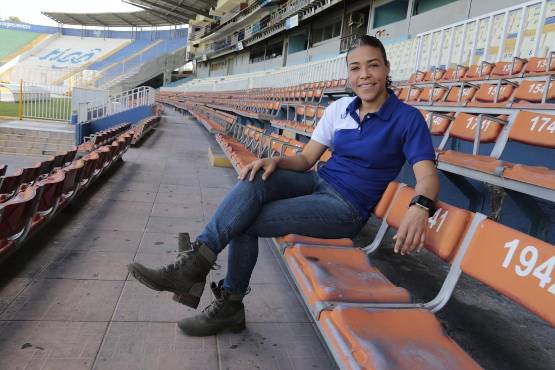 La árbitra hondureña Melissa Pastrana durante una de sus sesiones en entrevista DIEZ. Foto: Neptalí Romero.