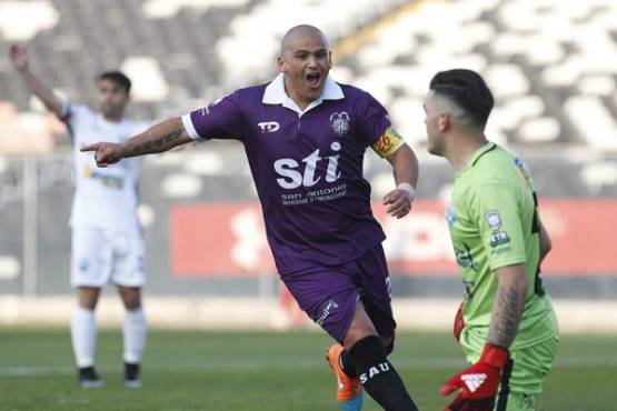 06 de Agosto de 2017/SANTIAGOHumberto Suazo durante el partido valido por el campeonato de segunda división entre Deportes Recoleta vs San Antonio Unido, jugado en el Estadio Monumental.FOTO: PABLO VERA LISPERGUER/AGENCIAUNO