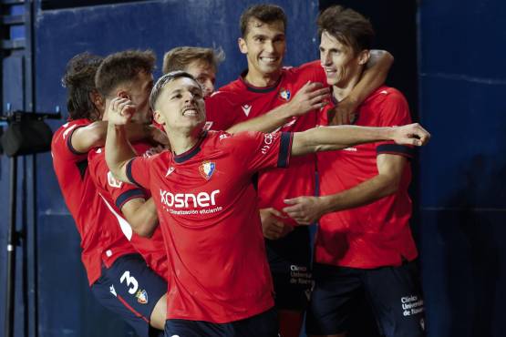 El delantero de Osasuna Bryan Zaragoza celebra el gol ante el Barcelona, durante el partido de LaLiga en Primera División que CA Osasuna y FC Barcelona disputan este sábado en el estadio de El Sadar, en Pamplona.