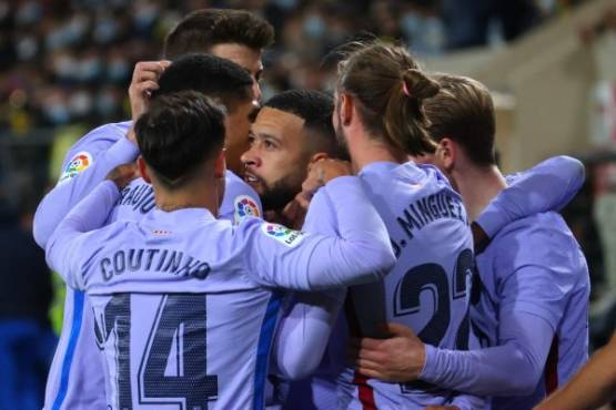 Barcelona's Dutch forward Memphis Depay (C) celebrates scoring his team's second goal during the Spanish league football match between Villarreal CF and FC Barcelona at La Ceramica stadium in Vila-real on November 27, 2021. (Photo by JOSE JORDAN / AFP)