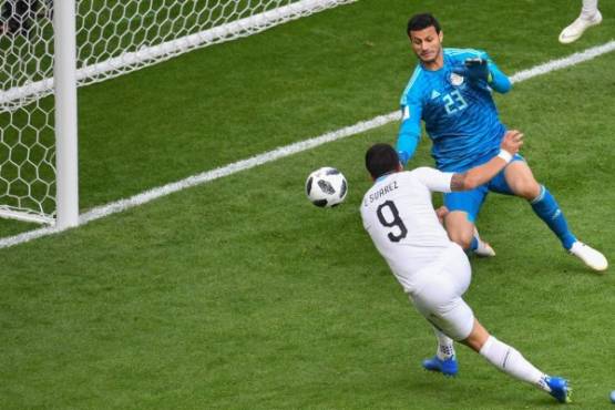 Uruguay's forward Luis Suarez (L) fires the ball into the side netting missing a chance during the Russia 2018 World Cup Group A football match between Egypt and Uruguay at the Ekaterinburg Arena in Ekaterinburg on June 15, 2018. / AFP PHOTO / HECTOR RETAMAL / RESTRICTED TO EDITORIAL USE - NO MOBILE PUSH ALERTS/DOWNLOADS