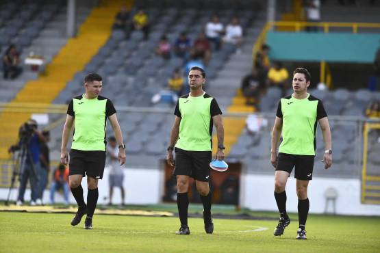 Luis Mejía (centro) es el árbitro central del encuentro.