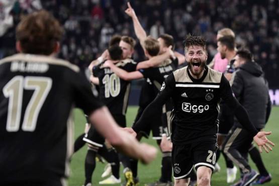 Ajax's Danish midfielder Lasse Schone (R) celebrates at the end of the UEFA Champions League quarter-final second leg football match Juventus vs Ajax Amsterdam on April 16, 2019 at the Juventus stadium in Turin. (Photo by Marco Bertorello / AFP)