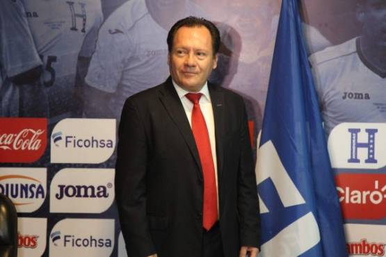 En una ceremonia realizada en las oficinas de la FederaciÃ³n Nacional AutÃ³noma de FÃºtbol de Honduras (Fenafuth), los Ã¡rbitros nacionales recibieron sus insignias y gafetes FIFA, mismos que les dan la posibilidad de dirigir en las diferentes competencias internacionales en el presente aÃ±o.En el acto estuvieron presentes los presidentes de la Fenafuth, Jorge SalomÃ³n y la ComisiÃ³n Nacional de Arbitraje (CNA) Miguel Mourra, el vicepresidente de la CNA, Pedro Rebollar, quienes fueron los encargados de entregarles a los 17 silbantes la respectiva distinciÃ³n que les da la posibilidad de representar al gremio arbitral del paÃ­s a nivel internacional en el 2010.Los Ã¡rbitros (centrales) FIFA de Honduras son: Ãscar Moncada, Said MartÃ­nez, Melvin Matamoros, RaÃºl Castro y HÃ©ctor RodrÃ­guez.Los asistentes, que recibieron su gafete son: Christian RamÃ­rez, Walter LÃ³pez, Ãscar VelÃ¡squez, Omar Leiva, JesÃºs TÃ¡bora, Erick Coello, Ãscar Cruz y Melvin Cruz.Las mujeres Ã¡rbitros FIFA son: Melissa Pastrana y Yissel Guerra; y las asistentes: Shirley Perello y Nancy Castillo.