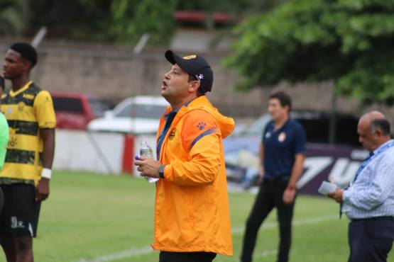 Jeaustin Campos debutó oficialmente como técnico del Real España. FOTO: José Luis Barralaga.