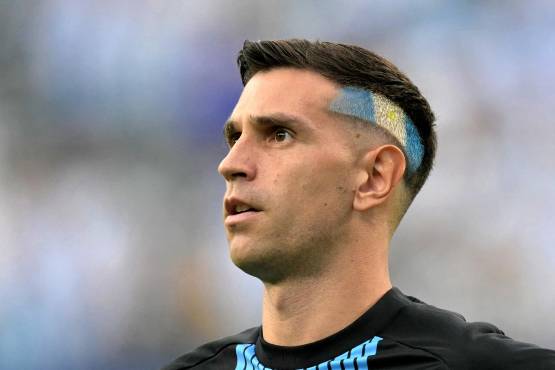 En honor a la independencia argentina, el corte y look del Dibu Martínez.