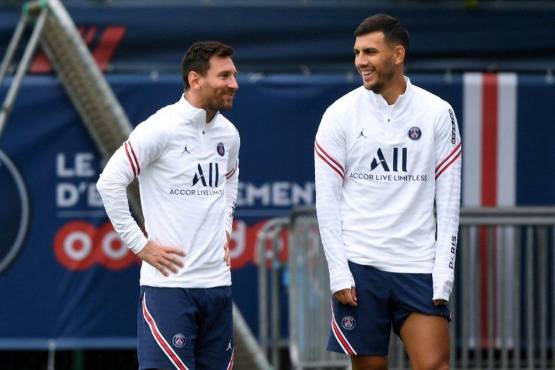 Leo Messi y Leandro Paredes durante un entrenamiento del PSG.
