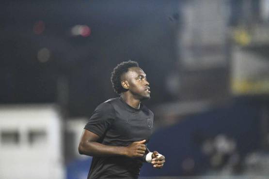 Alberth Elis se ejercita previo al partido. Será suplente. FOTOS: Cortesía de Mauricio Ayala.