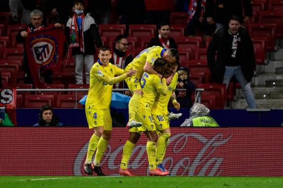 El delantero español Álvaro Negredo celebrando junto a sus compañeros del Cádiz en el Wanda Metropolitano.
