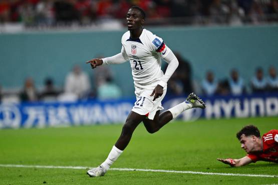 El hijo del único africano Balón de Oro y presidente de Liberia que goleó en Qatar: “Mi padre vive este momento a través de mí”