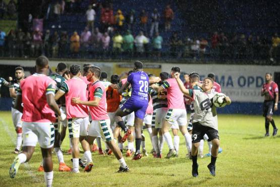 En una noche de lluvia, Juticalpa venció a Lone FC en la final de la Liga de Ascenso en el Estadio Brevé Vargas. FOTO: David Romero