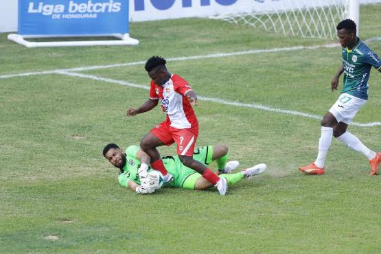 El portero César Samudio es la figura del Marathón. Aquí le intercepta el balón a Maikel García. FOTOS: Neptalí Romero