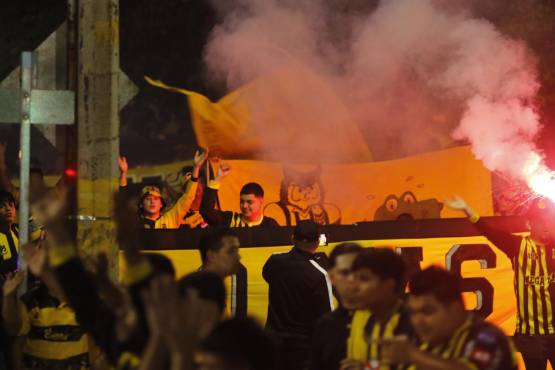El color lo ha puesto la barra de Real España al ingresar al estadio Morazán.