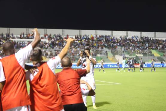Jorge Benguché fue amonestado por esta celebración, pues los jugadores no deben hacer uso de estos artefactos. FOTO: David Romero