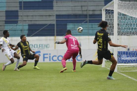 Moya empuja el esférico para el primer gol.