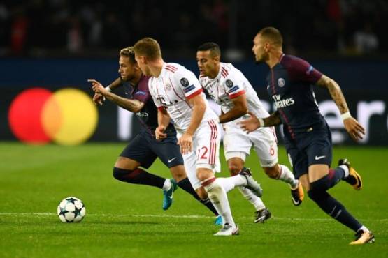Paris Saint-Germain's Brazilian forward Neymar (L) vies with Bayern Munich's German midfielder Joshua Kimmich during the UEFA Champions League football match between Paris Saint-Germain and Bayern Munich on September 27, 2017 at the Parc des Princes stadium in Paris. / AFP PHOTO / CHRISTOPHE SIMON