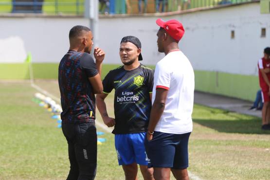 José Mendoza, Mario Martínez y Brayan Beckeles hablando en la previa del partido. FOTOS: Andro Rodríguez.