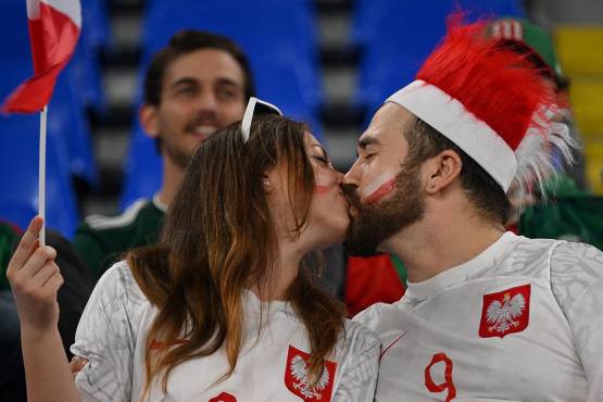 Los polacos también se besan a pesar de las restricciones.