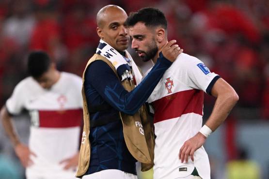 Joao Mario consuela a Bruno Fernandes tras eliminación de la Selección Portuguesa ante Marruecos en el Mundial.