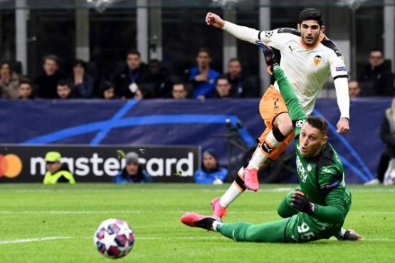 Valencia's Portuguese forward Goncalo Guedes (Rear) fails to score past Atalanta's Italian goalkeeper Pierluigi Gollini during the UEFA Champions League round of 16 first leg football match Atalanta Bergamo vs Valencia on February 19, 2020 at the San Siro stadium in Milan. (Photo by Vincenzo PINTO / AFP)