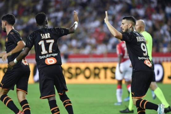 Olympique de Marseille's Argentine forward Dario Benedetto (R) celebrates after scoring a goal during the French L1 football match AS Monaco vs OM Marseille on September 15, 2019 at Louis II stadium in Monaco. (Photo by YANN COATSALIOU / AFP)