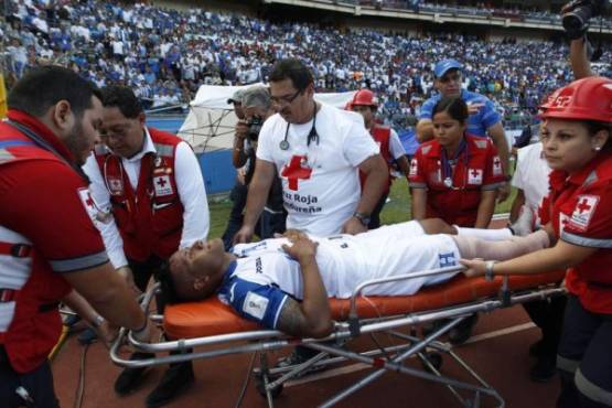 Luis Garrido se lesiona en el partido contra Mexico, donde honduras pierde 2-0 en el estadio Olimpico de SPS 17 de Noviembre 2015.