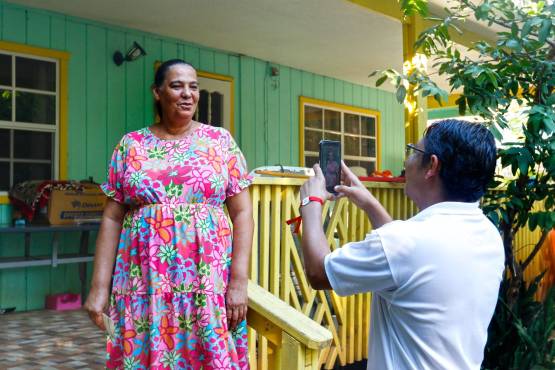 Nuestro periodista Erlin Varela tuvo una charla agradable con la madre de portero de Olimpia. Foto: Neptalí Romero.