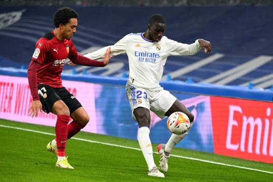 Con doblete de Vinicius y Benzema, Real Madrid aplastó al Valencia y ahora piensa en el Clásico contra Barcelona