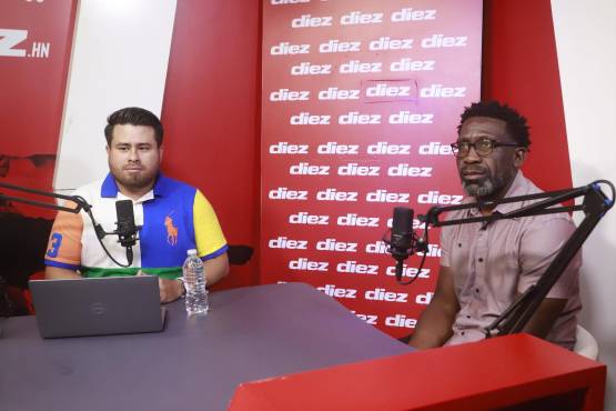 Gustavo Roca entrevistando a Hendry Thomas en el set de DIEZ.