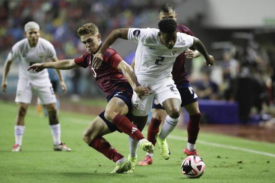 Brandon Aguilera de Costa Rica disputa un balón con César Blackman de Panamá el jueves, en el partido entre Costa Rica y Panamá en el estadio Nacional, en San José (Costa Rica). EFE/ Jeffrey Arguedas.