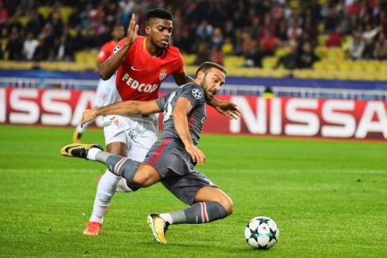 Besiktas' forward Cenk Tosun (C) tackles the ball under pressure from Monaco's Brazilian defender Jemerson (L) during the UEFA Champions League group stage football match between Monaco and Besiktas on October 17, 2017 in Monaco. / AFP PHOTO / boris HORVAT