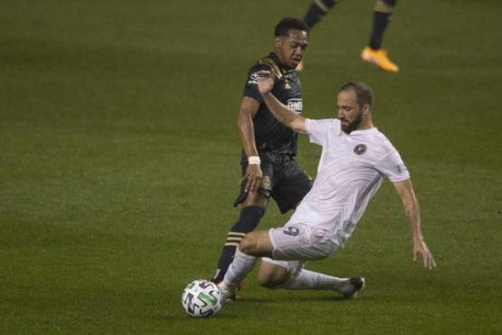 CHESTER, PA - SEPTEMBER 27: Gonzalo Higuain #9 of Inter Miami CF battles for the ball against Jose Andres Martinez #8 of Philadelphia Union in the first half at Subaru Park on September 27, 2020 in Chester, Pennsylvania. Mitchell Leff/Getty Images/AFP== FOR NEWSPAPERS, INTERNET, TELCOS & TELEVISION USE ONLY ==