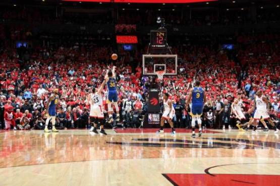 TORONTO, CANADA - JUNE 10: Stephen Curry #30 of the Golden State Warriors makes a three point basket late in the 4th quarter against the Toronto Raptors during Game Five of the NBA Finals on June 10, 2019 at Scotiabank Arena in Toronto, Ontario, Canada. NOTE TO USER: User expressly acknowledges and agrees that, by downloading and/or using this photograph, user is consenting to the terms and conditions of the Getty Images License Agreement. Mandatory Copyright Notice: Copyright 2019 NBAE Andrew D. Bernstein/NBAE via Getty Images/AFP