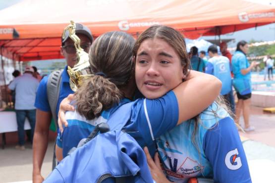 Entre lágrimas, así se despidió Michell Ramírez de sus compañeros en Honduras.