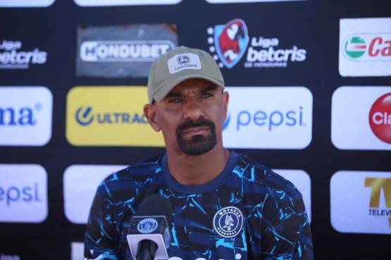 ¿Quién es? Amado Guevara siendo entrevistado por su excompañero de Motagua en la New Orleans Cup