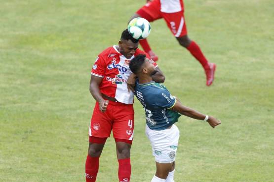 Hílder Colón ha ganado varios balones aéreos a Kilmar Peña. FOTOS: Neptalí Romero