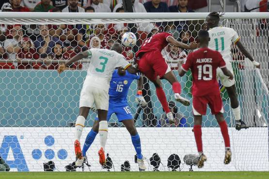 El instante exacto en el que Muntari anotó el tremendo el primero de Qatar tras espectacular resorteo y lindo cabezazo.