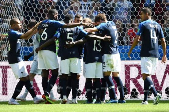France team celebrate a goal after shooting a penalty kick during the Russia 2018 World Cup Group C football match between France and Australia at the Kazan Arena in Kazan on June 16, 2018. / AFP PHOTO / FRANCK FIFE / RESTRICTED TO EDITORIAL USE - NO MOBILE PUSH ALERTS/DOWNLOADS