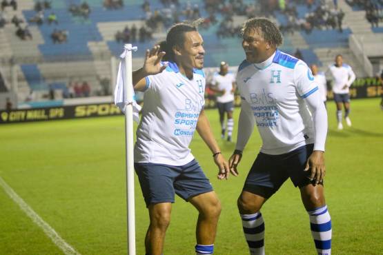 Julio de León y Carlos Pavón festejaron bailando punta en el banderín de esquina. FOTO: Andro Rodríguez