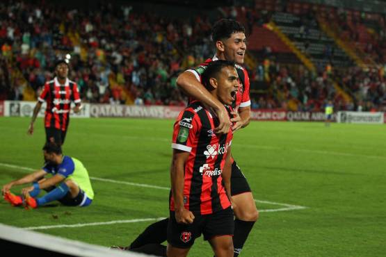 Aaron Suárez y Josimar Alcócer celebran juntos el gol con el que Alajuelense se puso a ganar ante Olancho. FOTO: Cortesía