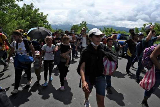 Honduran migrants, part of a caravan heading to the US, walk in Entre Rios, Guatemala, after crossing the border from Honduras, on October 1, 2020. - A new caravan, of at least 5,000 people, left San Pedro Sula on Wednesday midnight in search of the American dream amid the new coronavirus pandemic, which has left over 2,300 dead in Honduras so far. (Photo by Johan ORDONEZ / AFP)