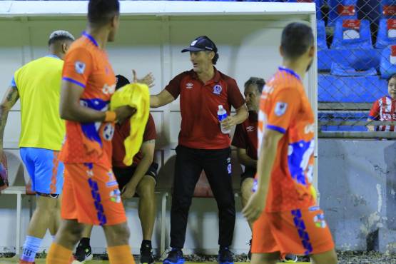 Pedro Troglio se saluda con un futbolista de la UPN en el Estadio Francisco Morazán de San Pedro Sula. FOTO: Neptalí Romero.