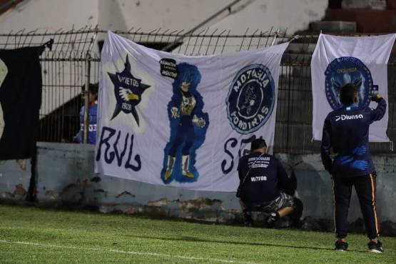 Los aficionados motagüenses le ponen colorido al maltratado estadio Ceibeño.