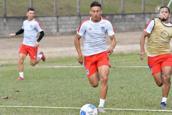 Axel Maldonado pelea posición en Olimpia con Andy Najar y Maylor Núñez.