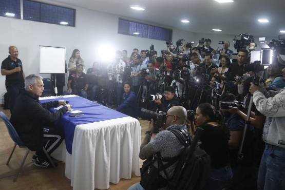 Reinaldo Rueda advierte al árbitro Walter López, confirma el sustituto del Choco y va sin miedo ante México