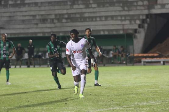 Alberth Elis regresó a las canchas con la camisa del Olimpia. Foto: Alex Pérez