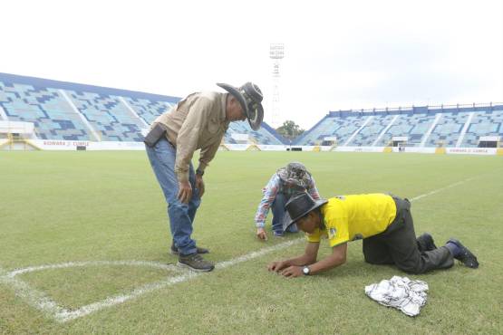 Gustavo Rubí es el encargado junto a su grupo de colaboradores de darle mantenimiento a la grama del estadio Morazán.
