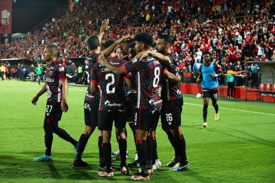 El Alajuelense de los hondureños Ángel Tejeda y Alex López es líder.
